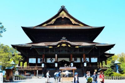 1-Day Snow Monkeys, Zenko-ji Temple & Sake in Nagano