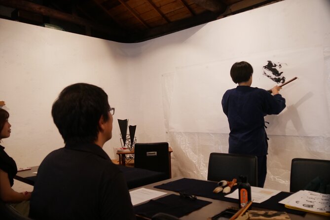 Japanese Calligraphy Experience in Tokyo at the Antique House - History and Significance of Japanese Calligraphy