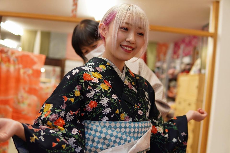 Hiroshima, Dressing Kimono and Strolling Around the Town - Choosing the Perfect Kimono