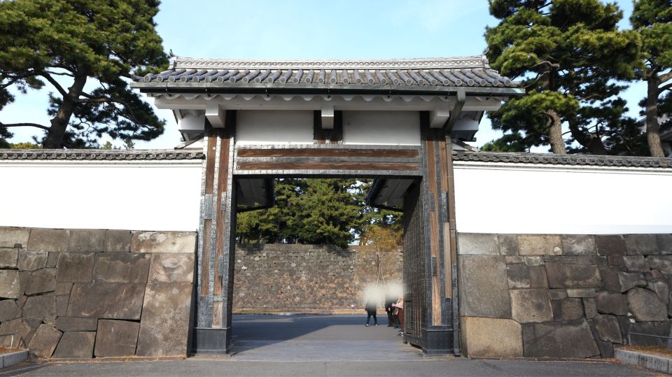 Tokyo History Learning Tour Around the Imperial Palace - Just The Basics