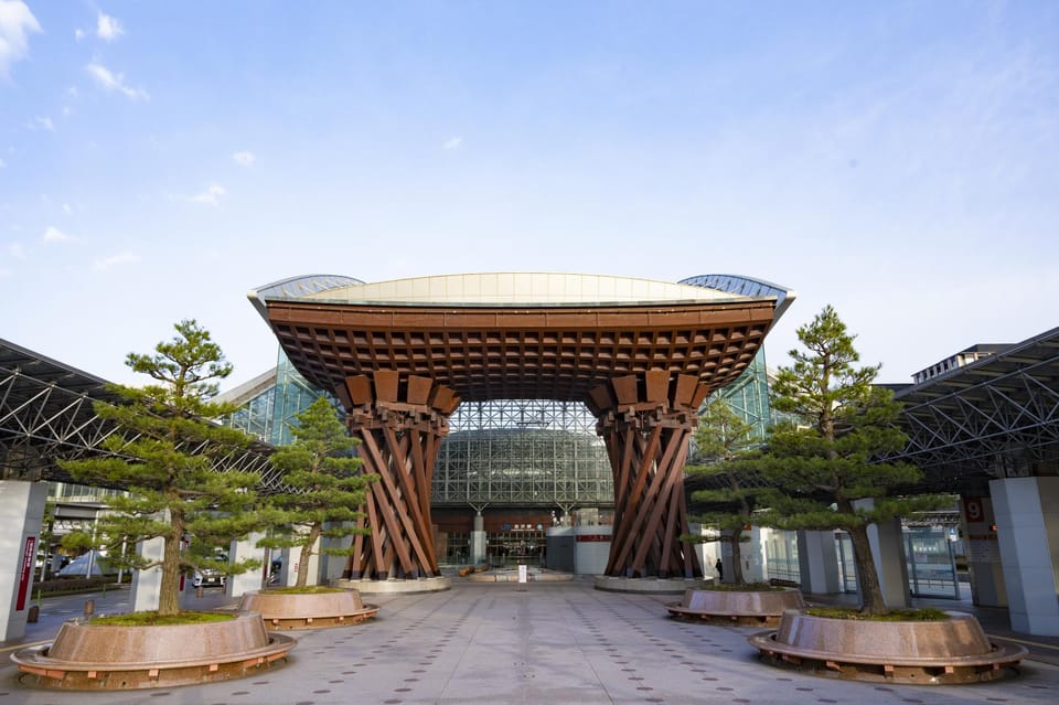E-Bike Cycling With Guided Tour of KANAZAWA Main & KENROKUEN - Just The Basics