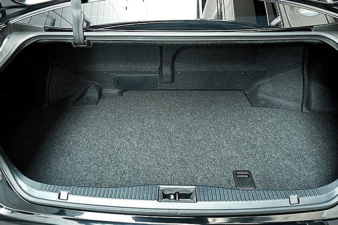 Airport Transfer from Osaka city to Kansai airport - Vehicle Choice for Groups Up to 9 People