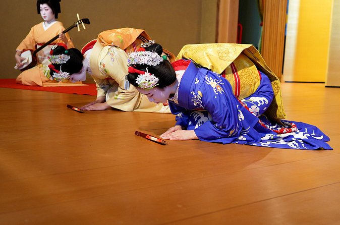 Authentic Maiko Experience&Kyoto Dinner (Free drink) at Noh Stage - The Maiko Entrance and the Live Shamisen Experience