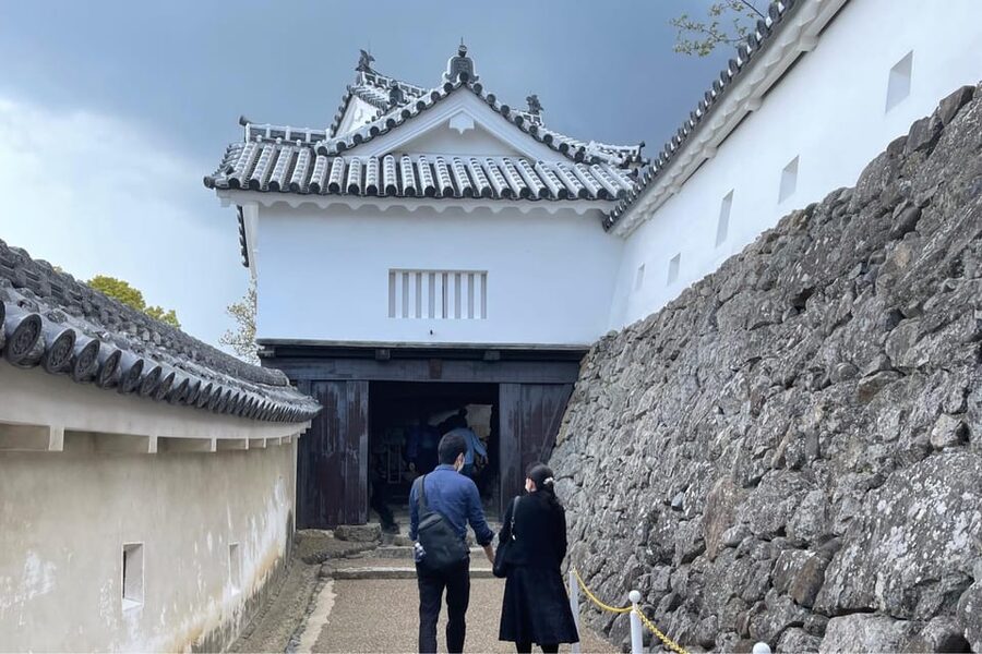 Best of Himeji Castle: 3hr Tour with Licensed Guide - What the Guide Adds: Humor, Visual Aids, and Local Recommendations