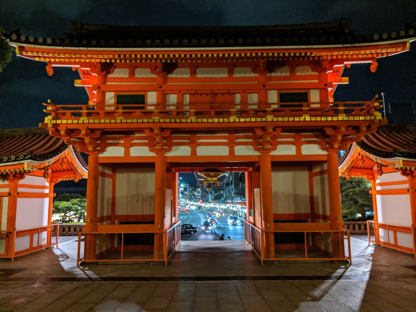 Best of Kyoto: Gion, Geisha, Pagodas & Cobblestones - Stop 1: Yasaka Shrine at night (20 minutes)
