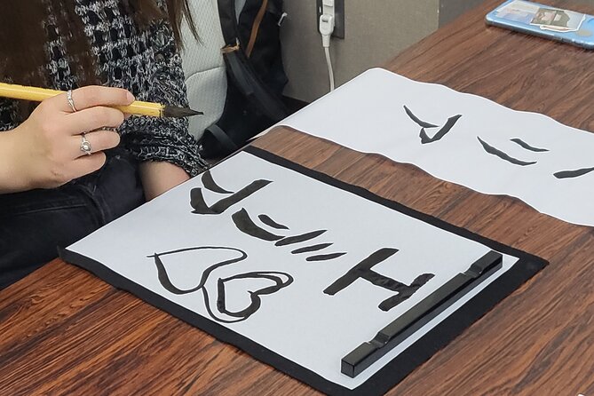 Calligraphy Workshop in Namba, Dotonbori - Learning technique with a translator: clear instruction without the confusion