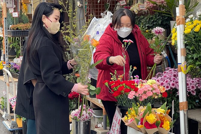 Discover the Art of Ikebana in Tokyo’s Historic Yanaka District - Choosing seasonal stems at a local flower shop