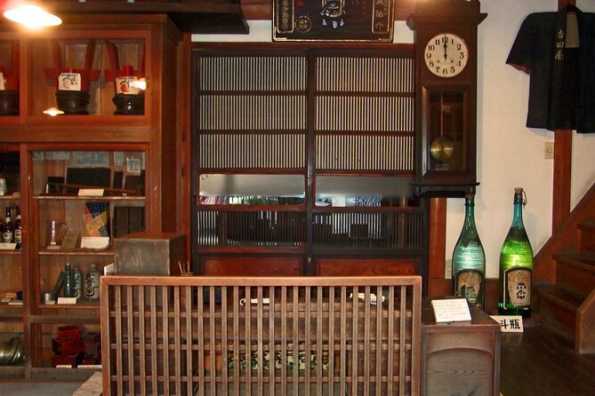 Experience Old local Tokyo & traditional food in Yanaka Ginza - Stop-by-stop: Yuyake Dandan stairs, cat stamps, and snack sampling in Yanaka
