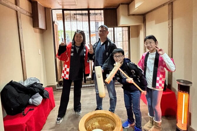 【Family Friendly】Traditional Mochi Pounding Experience - Mochi pounding in Dotonbori: what you do during the hour