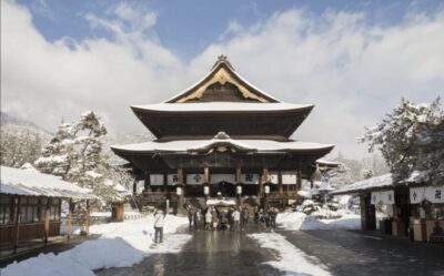 From Nozawa Onsen: Snow Monkeys and Zenko-ji Day Trip & Sake
