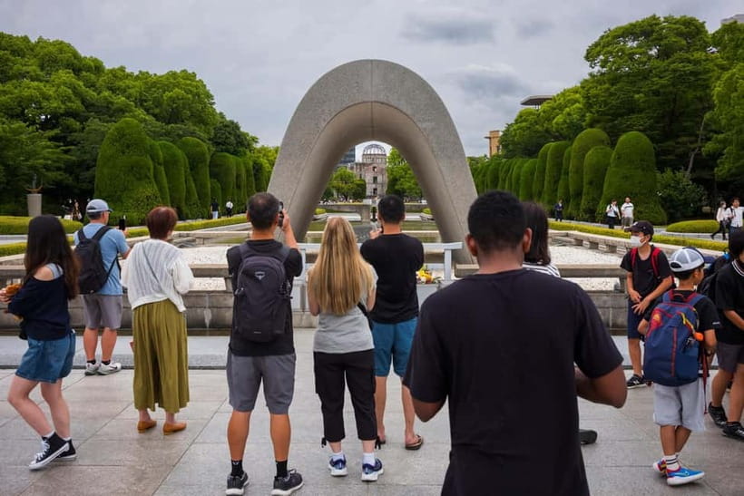 From Osaka: Hiroshima and Miyajima Day Trip by Bullet Train - Itsukushima Shrine and the floating torii photo moment