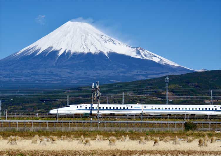 From Tokyo: Mt. Fuji & Hakone Tour w/ Return by Bullet Train - Mt. Fuji 5th Station and the fast-moving weather test