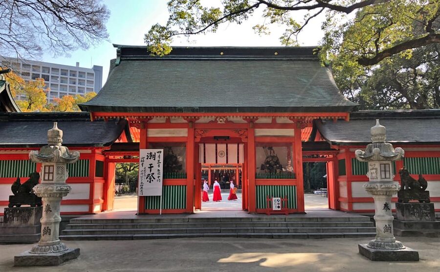 Fukuoka Essentials: History, Culture, & Charms - Sumiyoshi Jinja by the sea: a quieter shrine mood inside the city