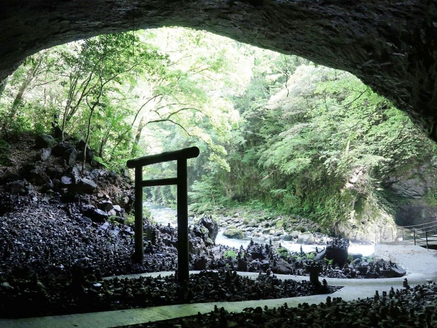 Fukuoka: Takachiho or Minami Aso Customizable 1-Day Tour - Shirakawa Spring Park: A Soft Landing Before the Big Views