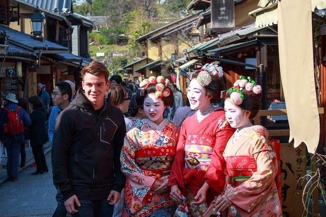Gion and Fushimi Inari Shrine Kyoto Highlights with Government-Licensed Guide - How this Kyoto evening works, with a guide and a tight walking route