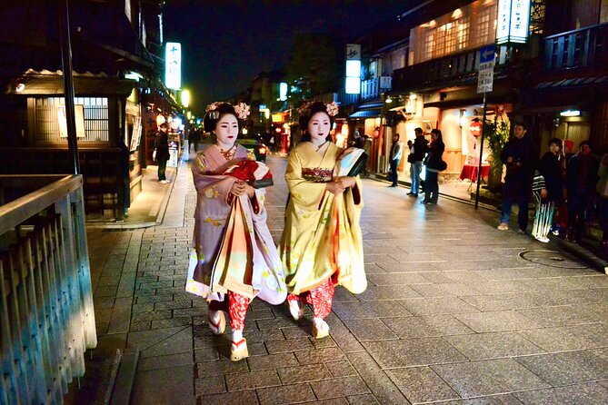Gion Walking Tour by Night - Meeting at Tokiwachō, and why timing matters