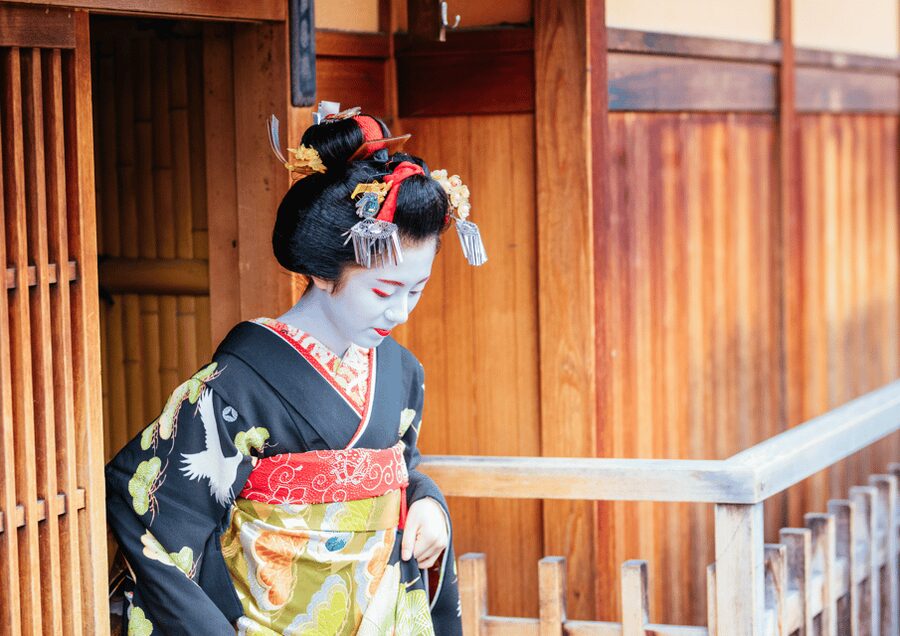 Gion Walking Tour, Geisha Show and Japanese Game in Kyoto - Two hours in Gion: why this tour works