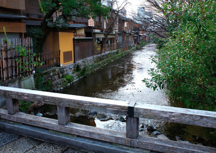 Gion Walking Tour, Geisha Show and Japanese Game in Kyoto - The Gion walking portion: what you’re really learning in the first hour