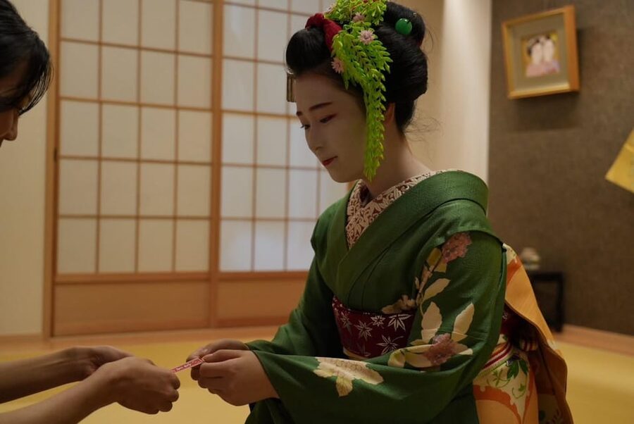 Gion Walking Tour, Geisha Show and Japanese Game in Kyoto - The maiko apprentice show: dance, closeness, and Q&A