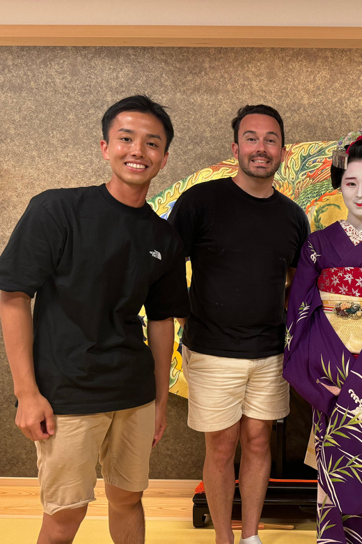 Gion Walking Tour, Geisha Show and Japanese Game in Kyoto - The traditional Japanese fan game with your maiko