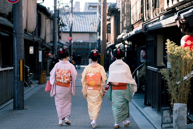Guided Gion Tour: Explore Kyoto’s Historic Geisha District - Chion-in Temple gate: big wood, careful details, fast context