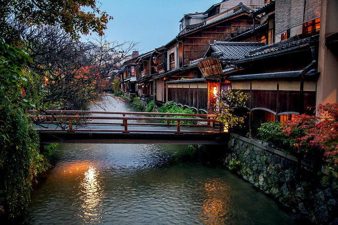 Guided Gion Tour: Explore Kyoto’s Historic Geisha District - When to go: early morning or night streetlights