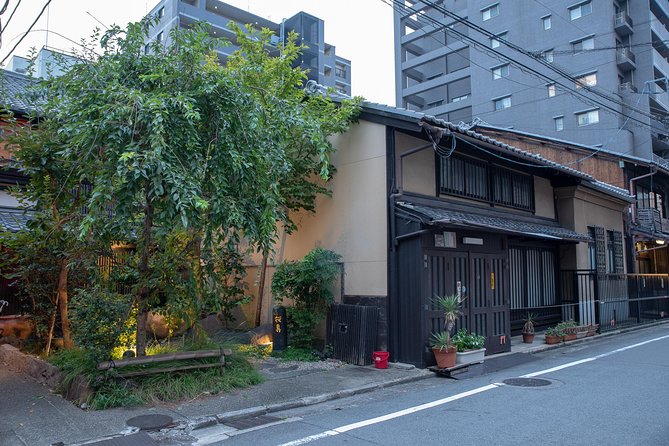 Highlights & Hidden Gems With Locals: Best of Kyoto Private Tour - Second Yasaka Stop, Coffee Break, and Gion’s Side Streets