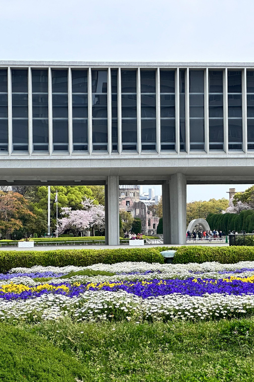 Hiroshima; Hiroshima Peace Memorial Museum and Castle Tour - Hiroshima Gokoku Shrine and Hiroshima Castle for Samurai History