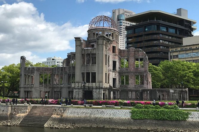 Hiroshima in a Nutshell: Morning Bike Adventure - Shukkei-en Garden: Balance of Japanese Gardens (Admission Included)