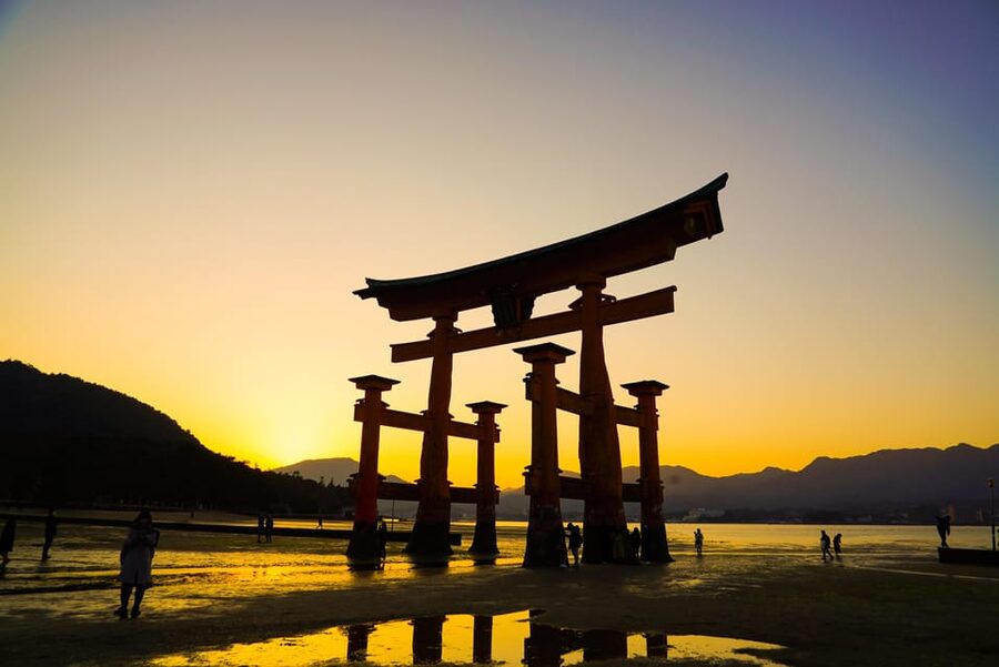 Hiroshima: Miyajima Half-day Historical Walking Tour - Tea or coffee, then the souvenir street finale