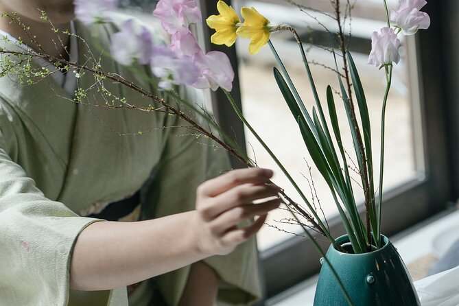 Ikebana Traditional Japanese Art of Flower Arranging - What happens during 90 minutes: Nageire and Moribana basics