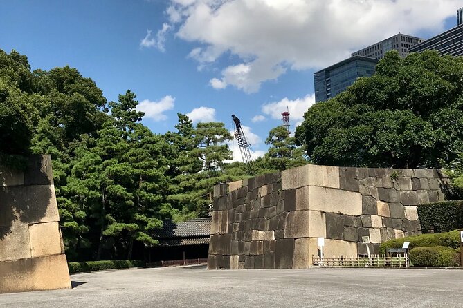 Imperial Palace East Garden and Edo Castle Walking Tour in Tokyo - Where Wadakura Fountain Park sets the tone for Imperial history