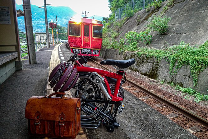 Iya Valley BROMPTON Slow Cycling Tour - Biwa Waterfall: a short break with a chance to reach the stream
