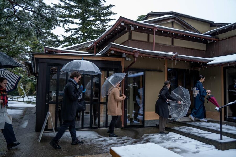 Kanazawa: Kenrokuen Tea Ceremony Experience - Kenrokuen Garden, but plan your visit around the tea room limits
