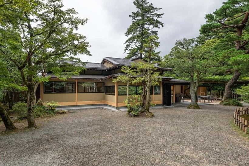Kanazawa: Kenrokuen Tea Ceremony Experience - Start at Kenrokutei, in front of the fountain inside the garden
