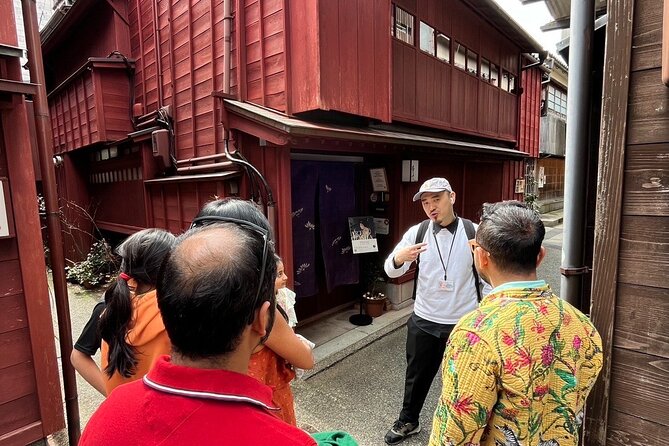 Kanazawa Ninja Temple Half Day E-bike tour - Castle Park time: why 30 minutes works