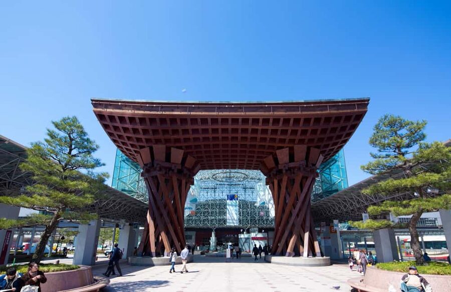 Kanazawa Private/Group Walking Tour: Local & Major Highlight - Kanazawa Castle Park: feeling the Edo scale without the headache