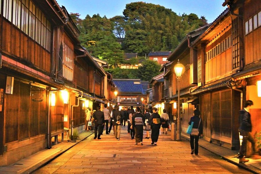 Kanazawa: Private Tour with Local Guide - Omicho Market lunch at Kanazawa’s Kitchen, where you refuel like a local