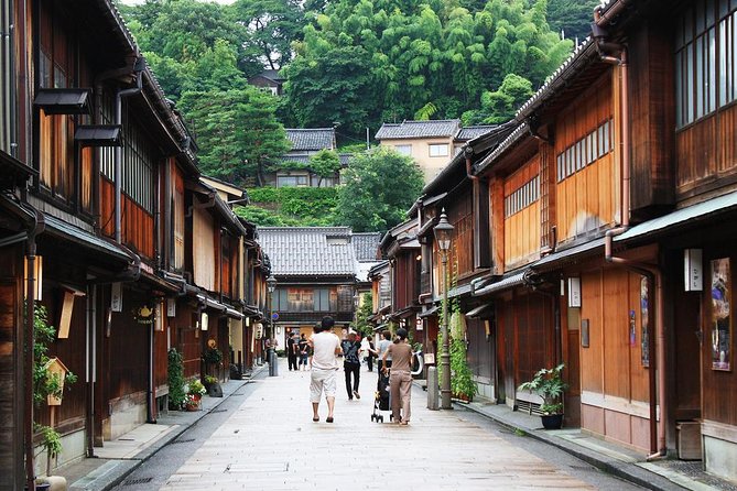Kanazawa: Private Walking Tour with a Local - The private walking format that keeps your day flexible