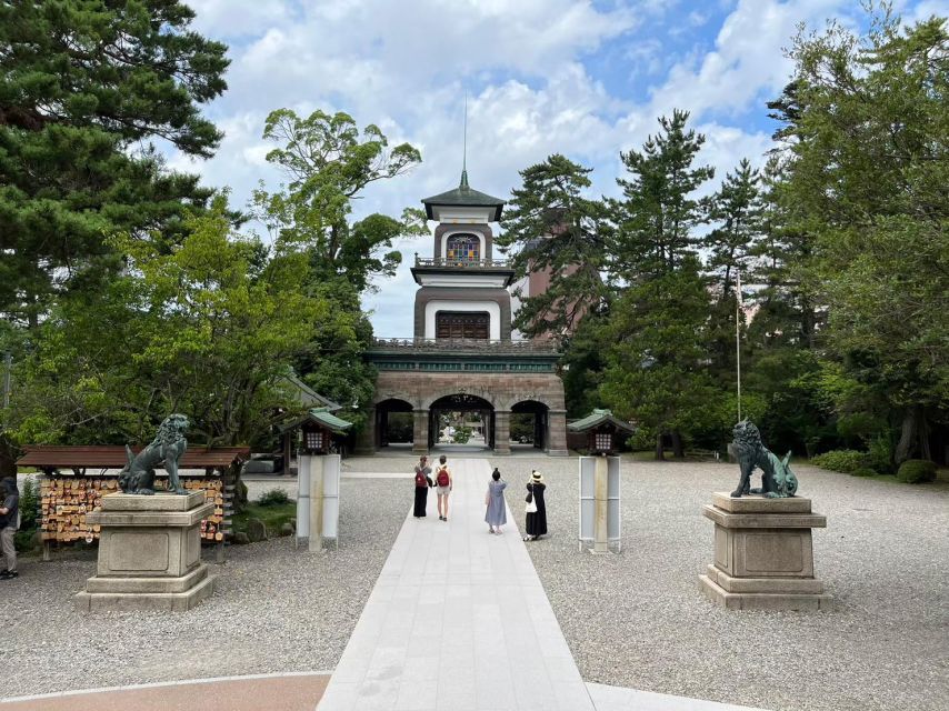 Kanazawa: Samurai, Matcha, Gardens and Geisha Full-Day Tour - Kanazawa Station start, Tsuzumi-mon gate, and how the day flows
