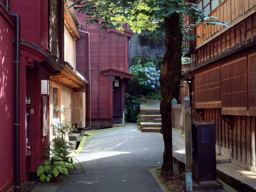 Kanazawa: Samurai, Matcha, Gardens and Geisha Full-Day Tour - Kanazawa Castle grounds and the path into Kenroku-en