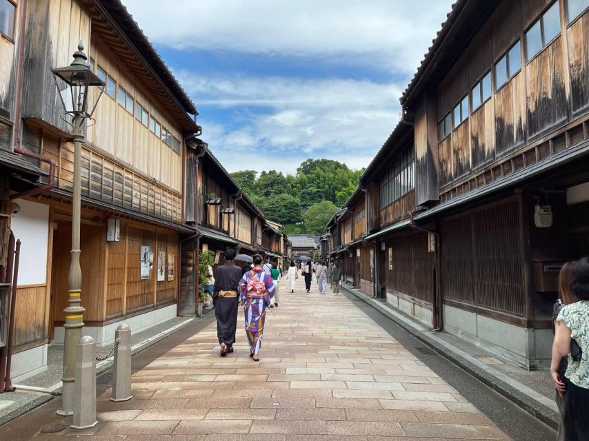 Kanazawa: Samurai, Matcha, Gardens and Geisha Full-Day Tour - Kenroku-en: Edo-era design you can actually understand