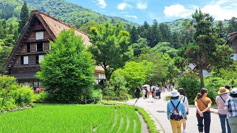 Kanazawa/Takayama: Shirakawago & Takayama Private Day Tour - Beer, street food, whiskey tasting, and shopping in Takayama