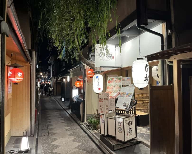 Kioto: Gion Tour, recorrido a pie (Español/Castellano) - Meeting the guide near Disney Kyoto Shijo-Kawaramachi