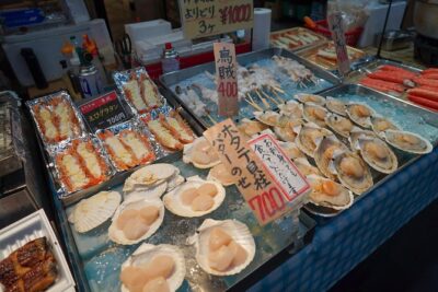 Kuromon Market Food Walking Tour in Osaka (6 stops, 6 tastes)
