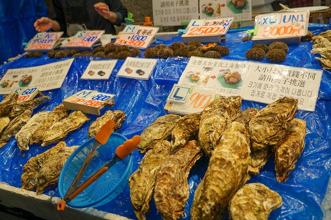 Kuromon Market Food Walking Tour in Osaka (6 stops, 6 tastes) - How the guide actually improves your ordering experience
