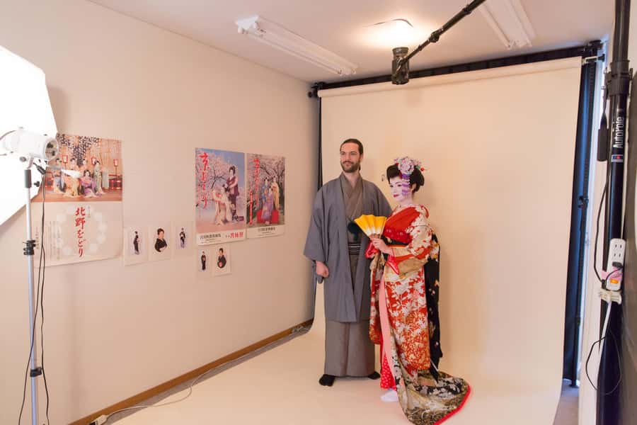 Kyoto: 2-Hour Maiko Makeover and Photo Studio Shoot - Maiko Makeup Breakdown: The White Face, Two Stripes, and Eye Details
