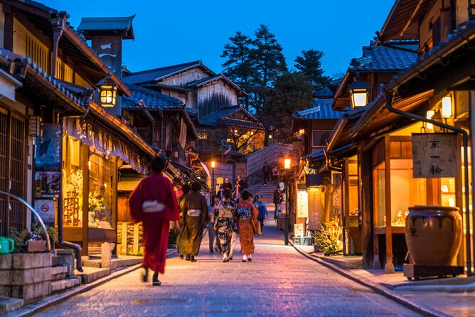 Kyoto 5-Star Geisha Night Walk: Small-Group Authentic Experience - Hōkan-ji Temple and Yasaka Pagoda: The Night Photo Moment