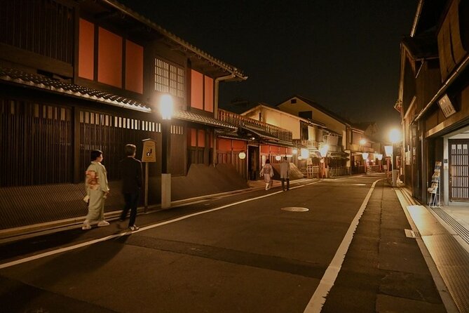 Kyoto 5-Star Geisha Night Walk: Small-Group Authentic Experience - Yasaka Shrine and the Walk Toward Pontocho