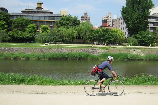 Kyoto E-Bike Tour of Hidden Gems, Backstreets and Temples - Getting Started at Gion, Right When the Day Feels Calm